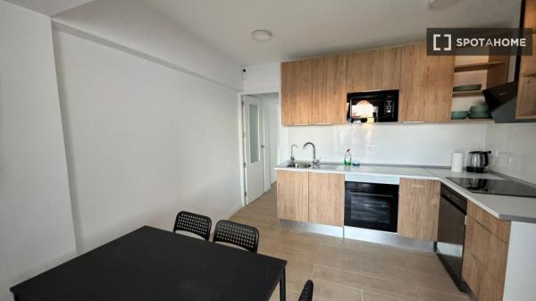 Se alquila habitación en piso compartido de 5 habitaciones, Alicante.