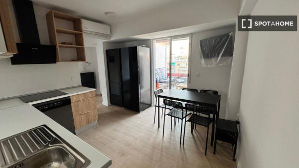 Zimmer in einer 5-Zimmer-Wohngemeinschaft zu vermieten, Alicante.