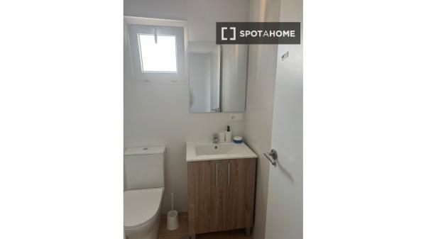 Zimmer in einer 5-Zimmer-Wohngemeinschaft zu vermieten, Alicante.