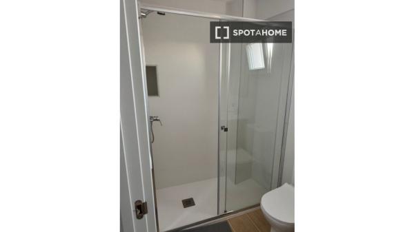 Se alquila habitación en piso compartido de 5 habitaciones, Alicante.