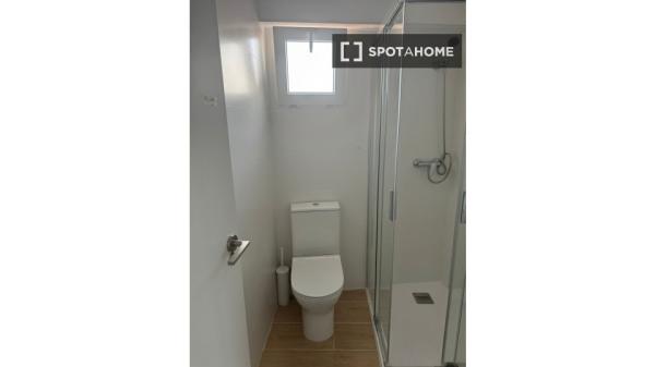 Zimmer in einer 5-Zimmer-Wohngemeinschaft zu vermieten, Alicante.