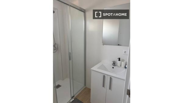 Zimmer in einer 5-Zimmer-Wohngemeinschaft zu vermieten, Alicante.