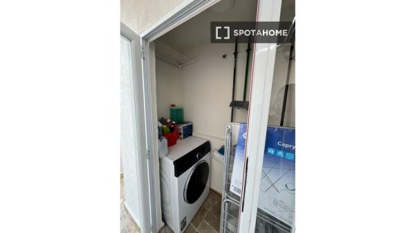 Zimmer in einer 5-Zimmer-Wohngemeinschaft zu vermieten, Alicante.