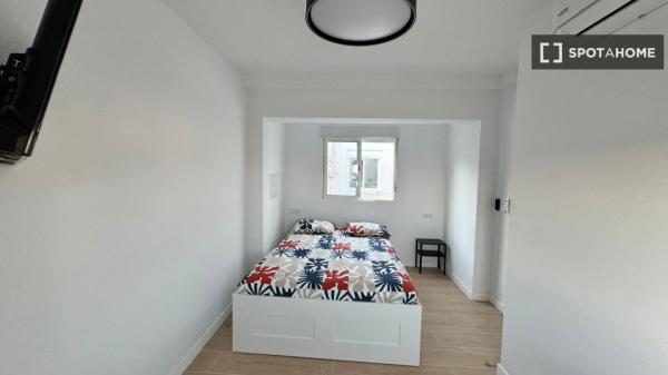 Zimmer in einer 5-Zimmer-Wohngemeinschaft zu vermieten, Alicante.