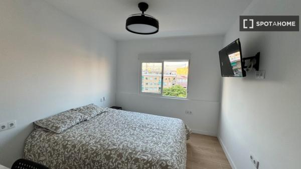 Se alquila habitación en piso compartido de 5 habitaciones, Alicante.