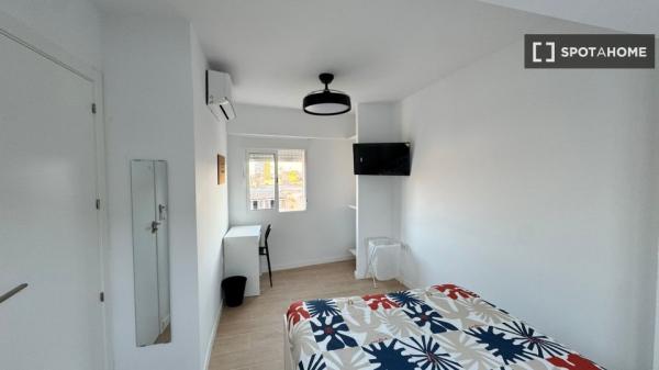 Zimmer in einer 5-Zimmer-Wohngemeinschaft zu vermieten, Alicante.