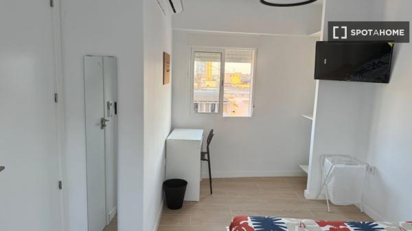 Zimmer in einer 5-Zimmer-Wohngemeinschaft zu vermieten, Alicante.