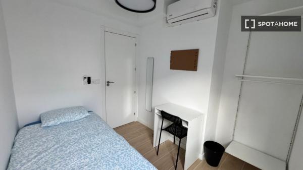 Se alquila habitación en piso compartido de 5 habitaciones, Alicante.