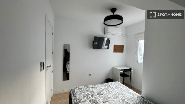 Se alquila habitación en piso compartido de 5 habitaciones, Alicante.