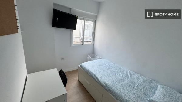 Se alquila habitación en piso compartido de 5 habitaciones, Alicante.