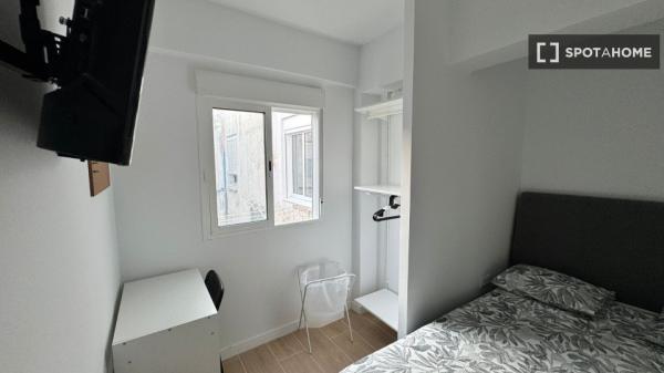 Se alquila habitación en piso compartido de 5 habitaciones, Alicante.