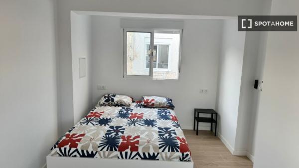 Se alquila habitación en piso compartido de 5 habitaciones, Alicante.