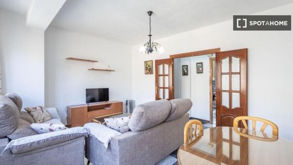 Se alquila piso de 3 dormitorios en Campo Verde, Granada.