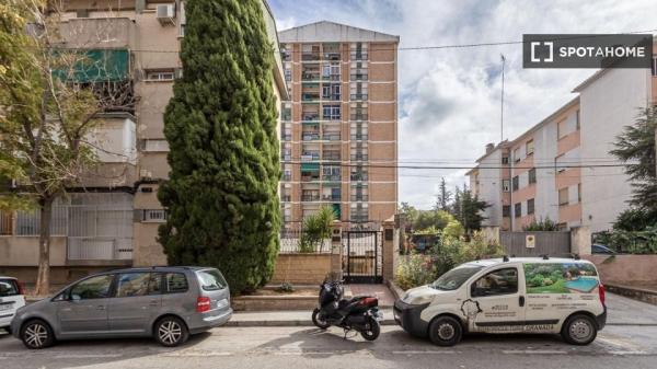 Se alquila piso de 3 dormitorios en Campo Verde, Granada.