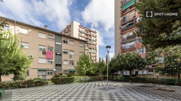 Se alquila piso de 3 dormitorios en Campo Verde, Granada.