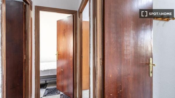 Se alquila piso de 3 dormitorios en Campo Verde, Granada.