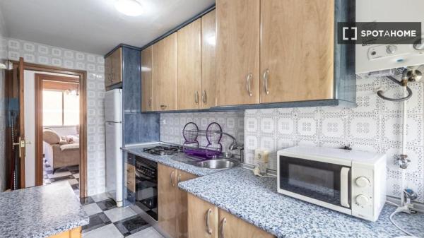 Se alquila piso de 3 dormitorios en Campo Verde, Granada.