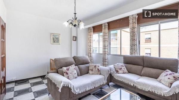 Se alquila piso de 3 dormitorios en Campo Verde, Granada.