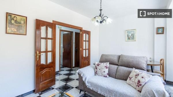 Se alquila piso de 3 dormitorios en Campo Verde, Granada.