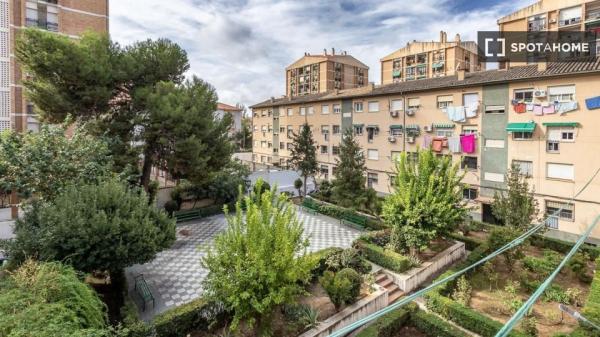 Se alquila piso de 3 dormitorios en Campo Verde, Granada.