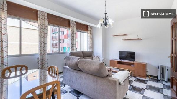 Se alquila piso de 3 dormitorios en Campo Verde, Granada.