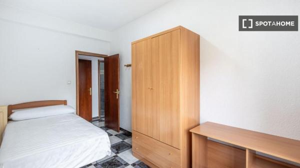 Se alquila piso de 3 dormitorios en Campo Verde, Granada.