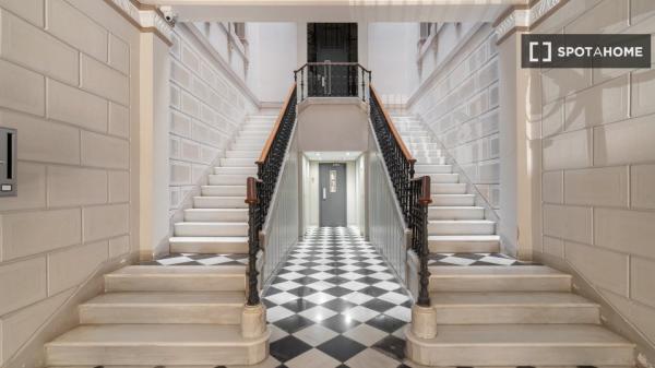 Habitación en piso compartido de 9 habitaciones en alquiler en Barcelona