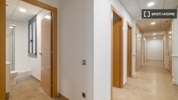 Habitación en piso compartido de 9 habitaciones en alquiler en Barcelona