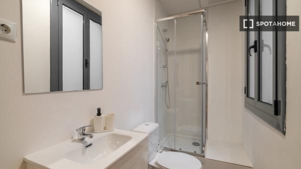 Habitación en piso compartido de 9 habitaciones en alquiler en Barcelona