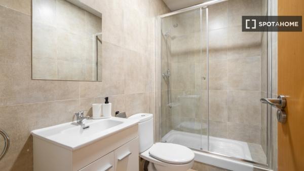 Habitación en piso compartido de 9 habitaciones en alquiler en Barcelona