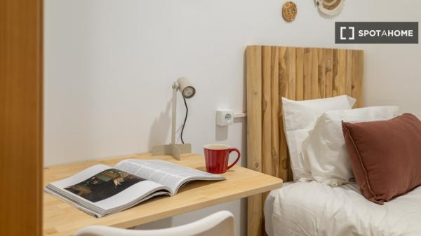 Habitación en piso compartido de 9 habitaciones en alquiler en Barcelona