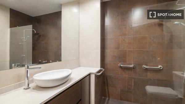 Se alquila habitación en piso compartido en la Dreta de l'Eixample