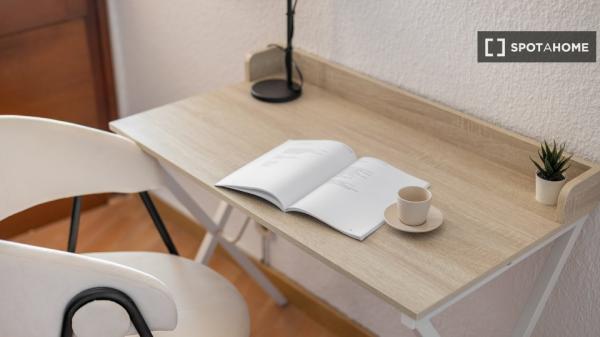 Se alquila habitación en piso compartido en la Dreta de l'Eixample