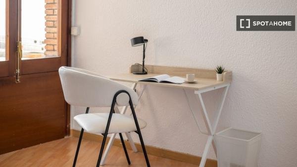 Se alquila habitación en piso compartido en la Dreta de l'Eixample