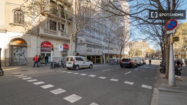 Se alquila habitación en piso compartido en la Dreta de l'Eixample