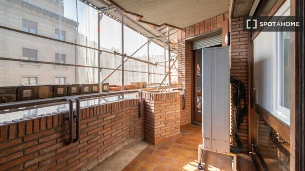 Se alquila habitación en piso compartido en la Dreta de l'Eixample