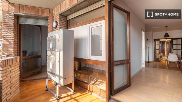 Se alquila habitación en piso compartido en la Dreta de l'Eixample