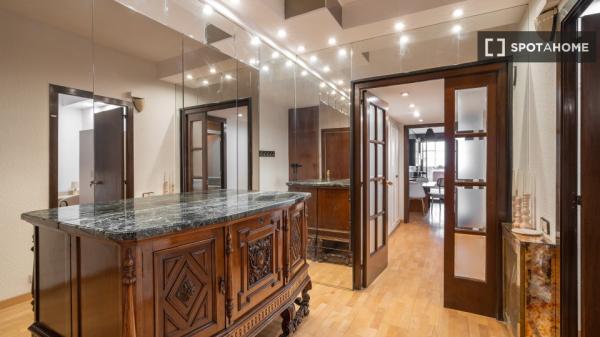 Se alquila habitación en piso compartido en la Dreta de l'Eixample