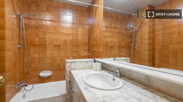 Se alquila habitación en piso compartido en la Dreta de l'Eixample