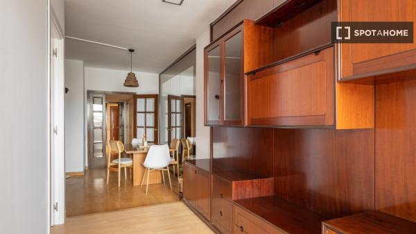 Se alquila habitación en piso compartido en la Dreta de l'Eixample