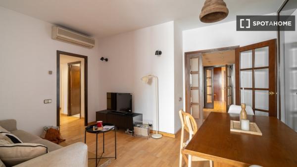 Se alquila habitación en piso compartido en la Dreta de l'Eixample