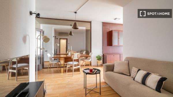 Se alquila habitación en piso compartido en la Dreta de l'Eixample