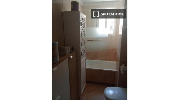 Pokój do wynajęcia w mieszkaniu z 3 sypialniami w La Chanca, Almería.