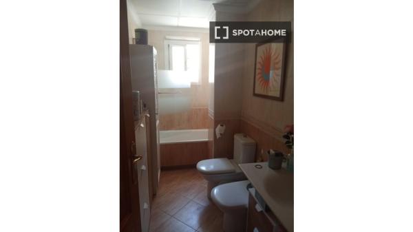 Pokój do wynajęcia w mieszkaniu z 3 sypialniami w La Chanca, Almería.