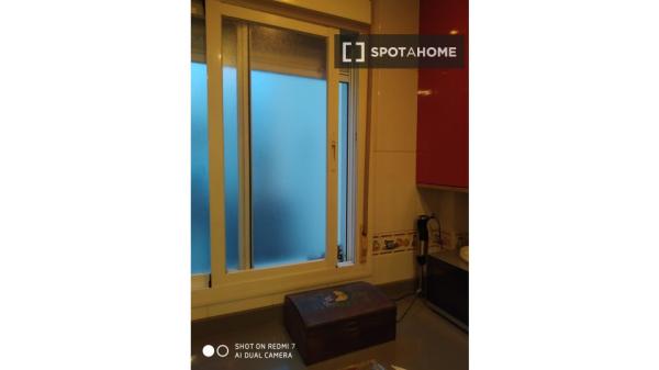 Pokój do wynajęcia w mieszkaniu z 3 sypialniami w La Chanca, Almería.