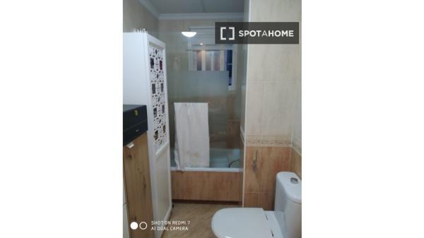 Pokój do wynajęcia w mieszkaniu z 3 sypialniami w La Chanca, Almería.