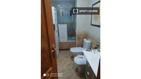 Pokój do wynajęcia w mieszkaniu z 3 sypialniami w La Chanca, Almería.