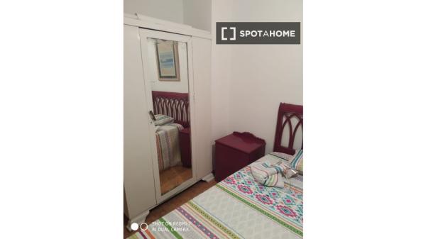 Pokój do wynajęcia w mieszkaniu z 3 sypialniami w La Chanca, Almería.