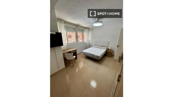 Room in a shared 5-bedroom apartment for rent in Alicante