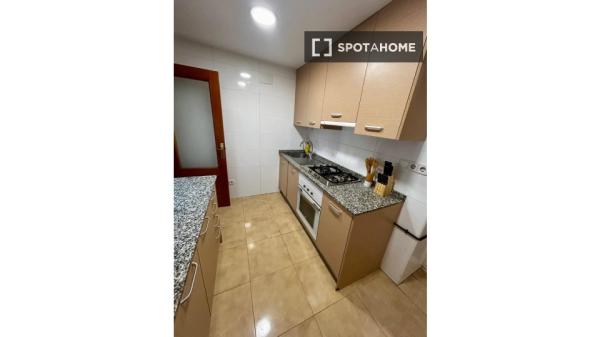 Room in a shared 5-bedroom apartment for rent in Alicante